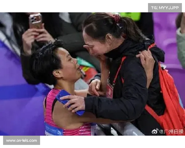 刘景扬女子100米栏夺金后与看台母亲相拥而泣